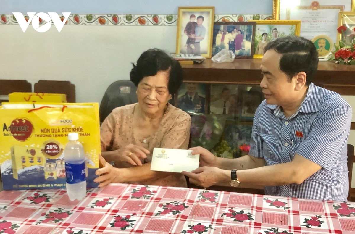 El Partido, el Estado y el pueblo de Vietnam recuerdan a los compatriotas meritorios