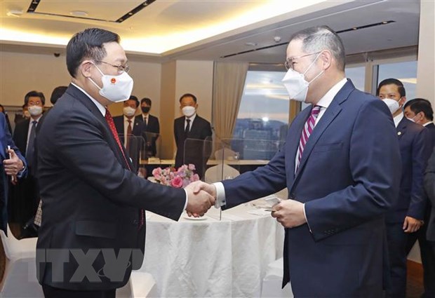 Presidente del Parlamento vietnamita se reúne con gerentes de compañías surcoreanas