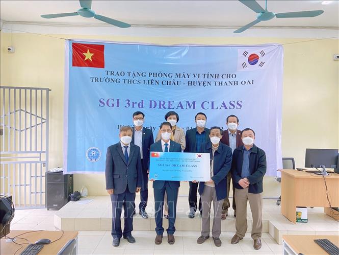 Corea del Sur obsequia aula informática a alumnos de Hanói