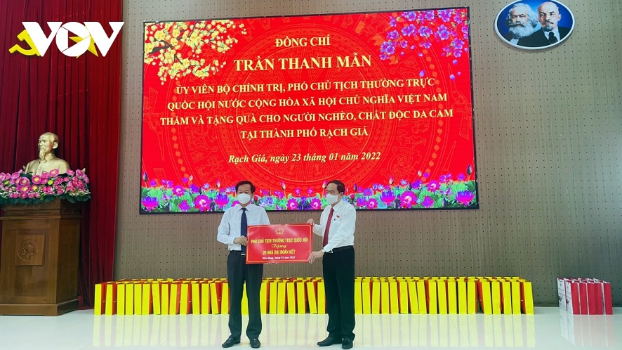 Vicepresidente del Parlamento entrega regalos de Tet en Kien Giang