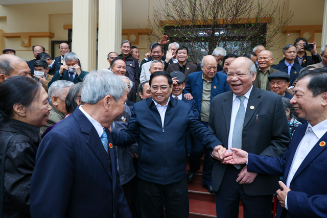 Primer ministro felicita a los ex funcionarios de Thanh Hoa en ocasión del Tet