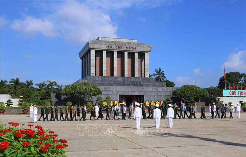 Líderes del Partido Comunista y Estado rinden homenaje al presidente Ho Chi Minh