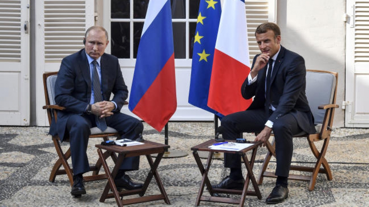 El presidente francés se reunirá con su homólogo ruso en un intento por calmar las tensiones en Ucrania