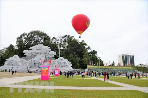 Comienzan los preparativos para el Festival Internacional de Globos Aerostáticos en Tuyen Quang