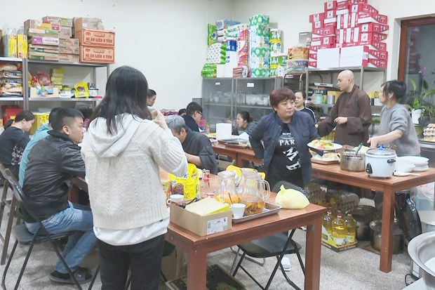La Embajada y la comunidad vietnamitas en Polonia ayudan a los compatriotas a evacuarse de Ucrania