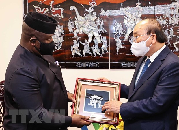 Presidente de Sierra Leona inicia visita oficial a Vietnam