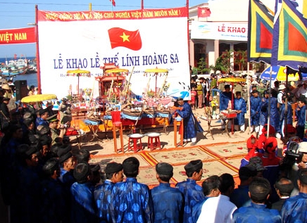 ホァンサ群島の主権保護にあたった犠牲者の冥福を祈る儀式