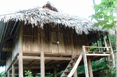 ムオン族の独特な高床式の住居