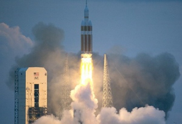 宇宙船「オリオン」打ち上げ 有人火星探査を想定