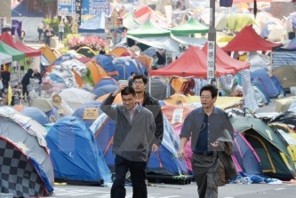 香港、学生らの道路占拠終わる