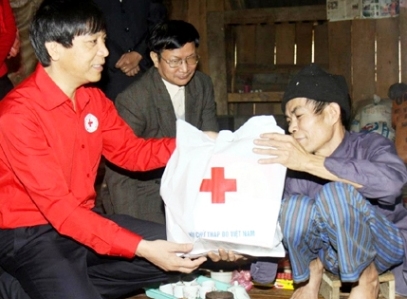 旧正月テトを控え、貧困者にプレゼント