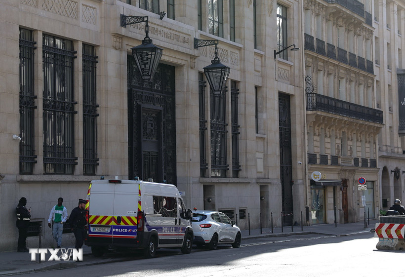 パリ市内の米銀行前で爆破未遂事件、爆発物設置した男を逮捕