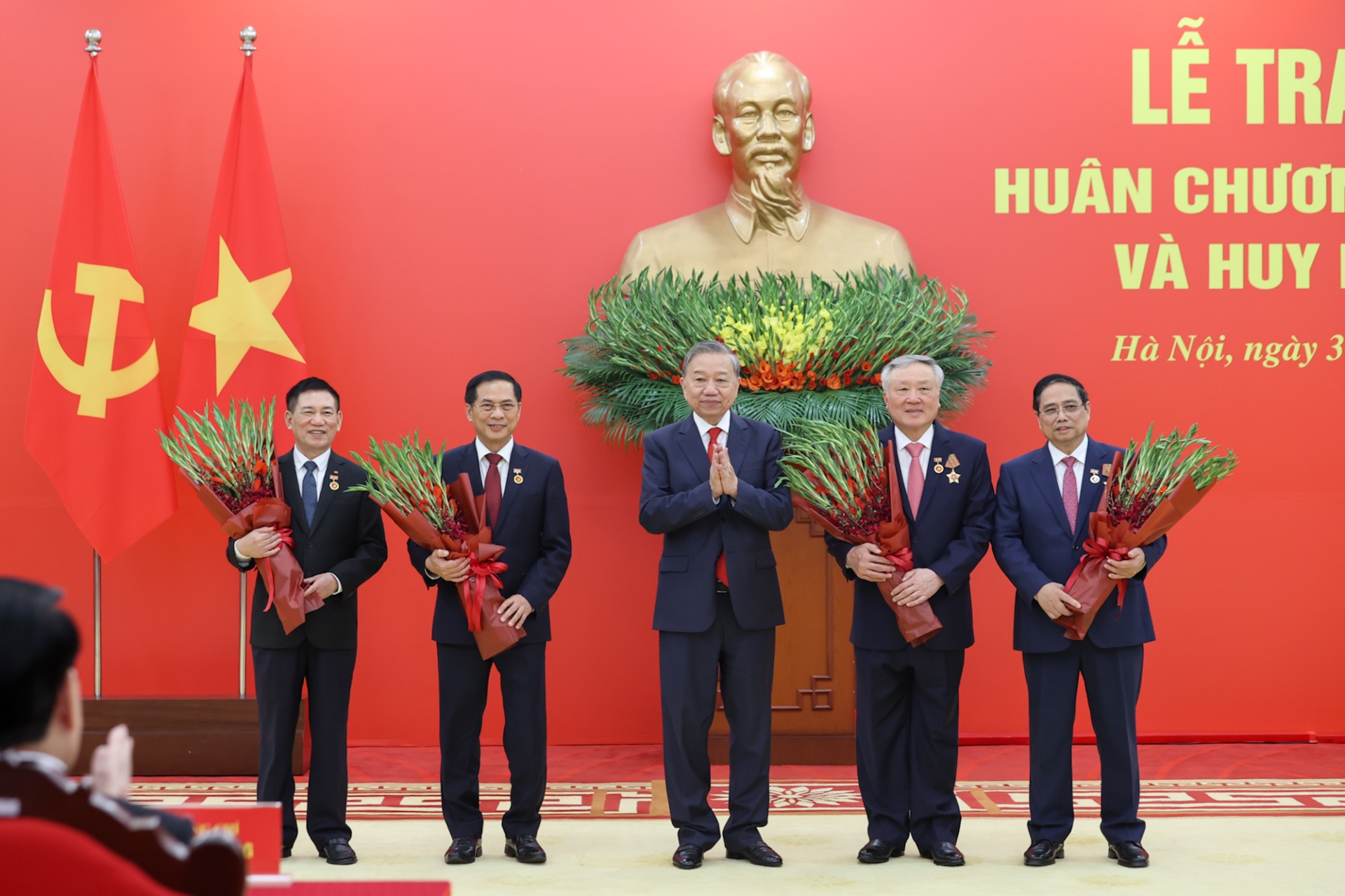 トー・ラム書記長、功労勲章などを授与