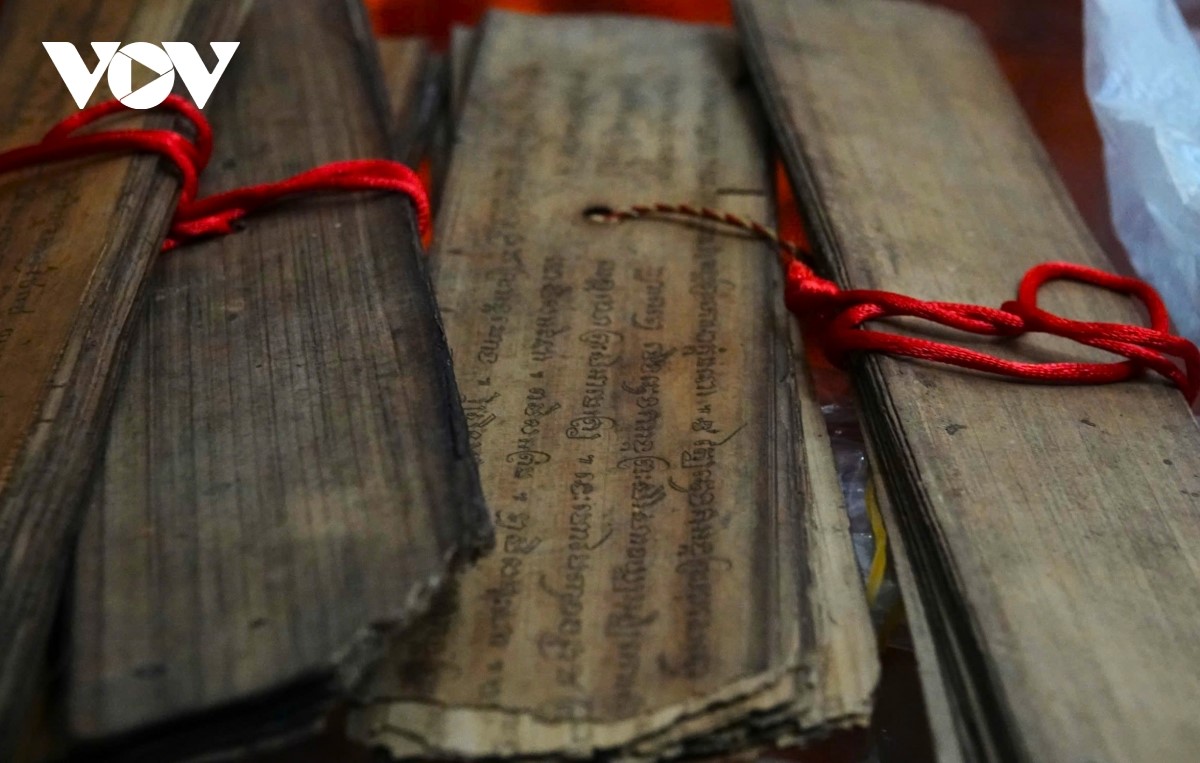 Comment les Khmers du sud du Vietnam préservent-ils leurs écritures anciennes?