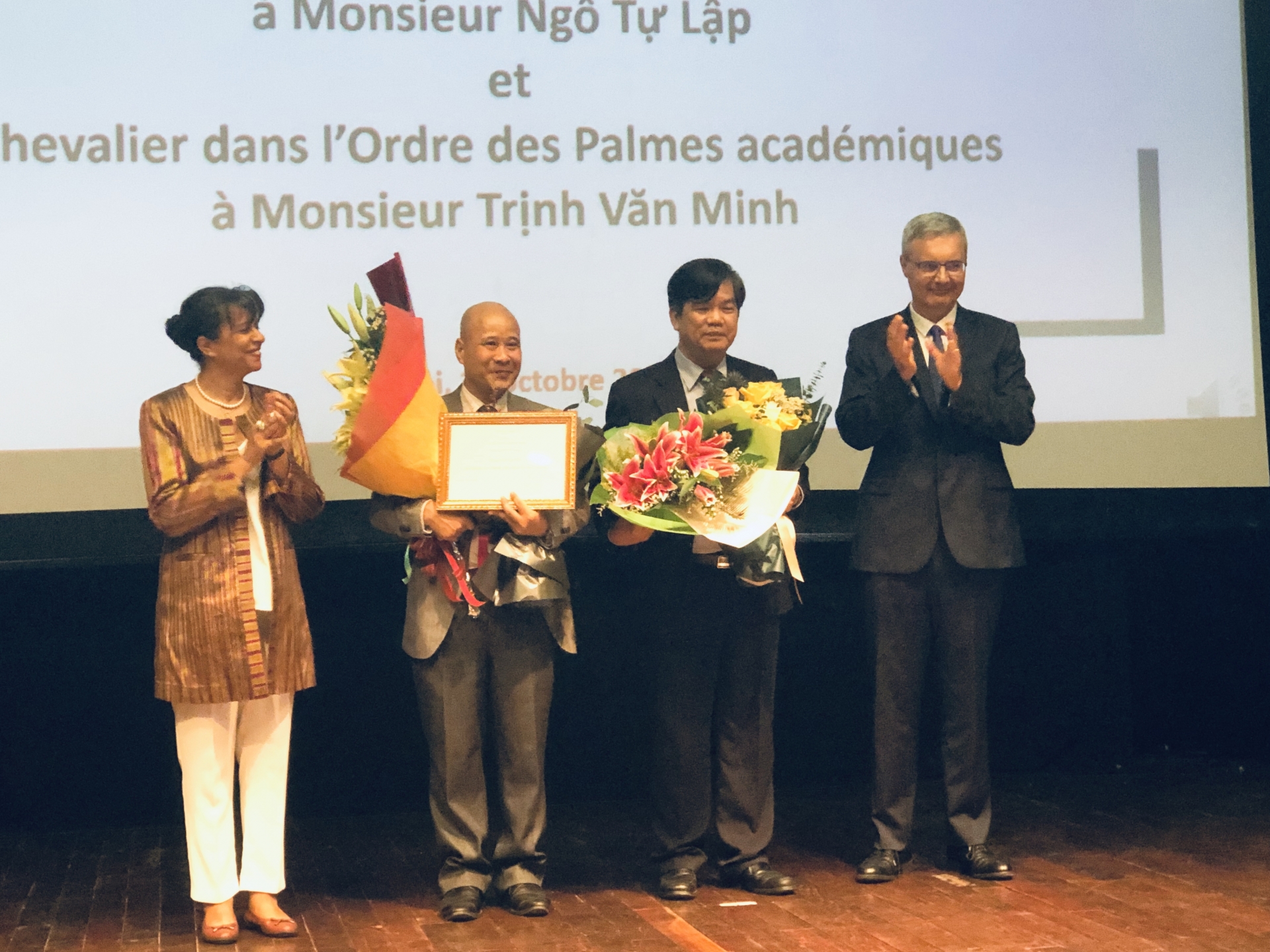 La France décore Ngô Tu Lâp et Trinh Van Minh, deux universitaires vietnamiens
