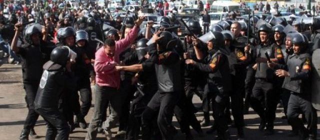 Egypte: heurts entre police et manifestants place Tahrir