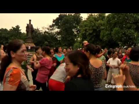 Le club de yoga du rire de Hanoi