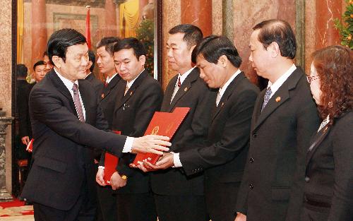 Le Président vietnamien nomme 17 juges de tribunaux populaires suprêmes