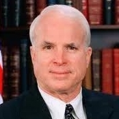 Le sénateur américain John McCain reçu par des dirigeants vietnamiens