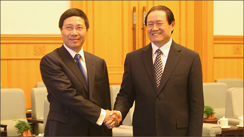Rencontre entre Pham Binh Minh et Zhou Yongkang