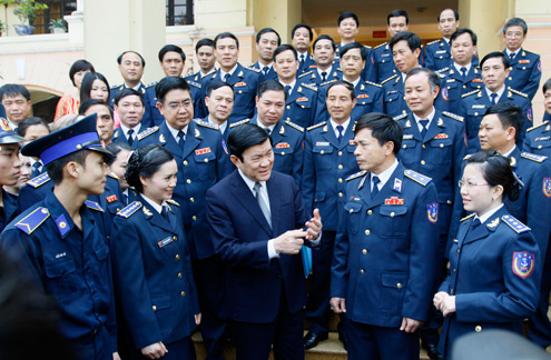 Le Président travaille avec les cadres de la Police maritime du Vietnam