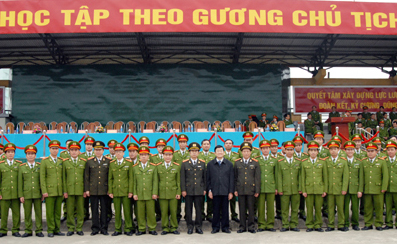 Truong Tan Sang travaille avec la police mobile