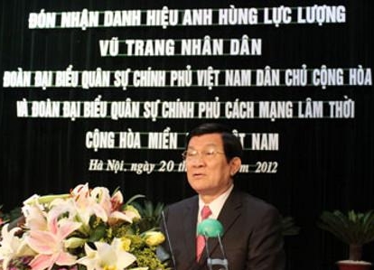 Remise du titre de héros des forces armées par le Président Truong Tan Sang