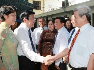 Le président Truong Tan Sang travaille avec l’Association des personnes âgées