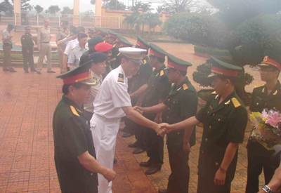 Les attachés militaires apprécient hautement la politique religieuse du Vietnam