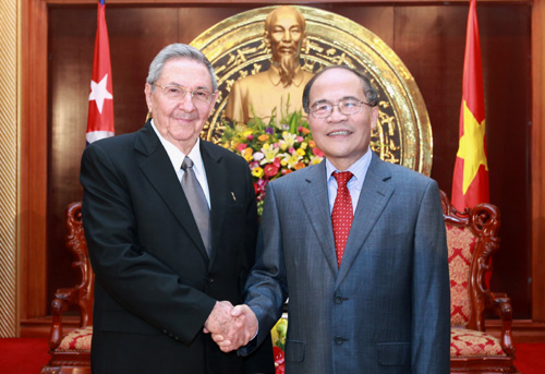 Nguyen Sinh Hung reçoit Raul Castro Ruz