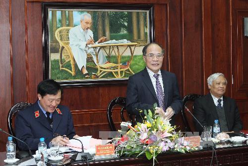 Ketua MN Nguyen Sinh Hung melakukan temu kerja dengan Kejaksaan Rakyat Agung.