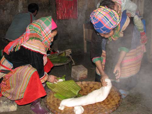 Rakyat etnis minoritas Mong di dukuh Na Tau dengan adat istiadat menumbuk kue Day