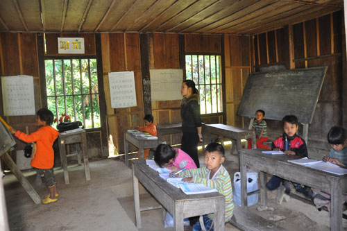 Cerita tentang usaha belajar dari etnis minoritas Mong di kecamatan Hua Nhan, provinsi Son La