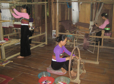 Pertenunan dan intisari dari busana warga etnis minoritas Muong