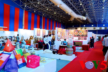 Membawa barang kerajinan tangan dan artistik Indonesia ke Vietnam