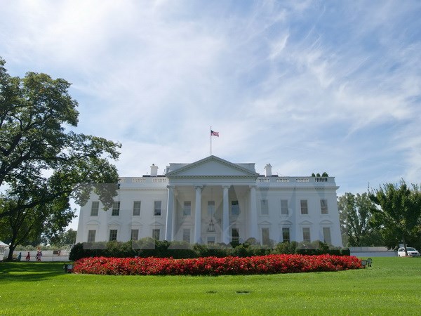 Presiden Barack Obama menandatangani keputusan memberlakukan UU tentang Anggaran Belanja tahun 2015