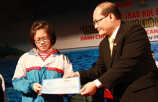 Pemberian beasiswa “Berpadu tenaga membela kedaulatan Laut Timur”