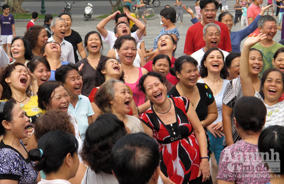 Kelub Yoga ketawa di Hanoi.