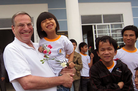 Legislator AS Robert E. Filner lakukan kerja dengan Asosiasi Korban Agen Oranye