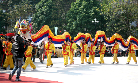 Pada awal tahun pergi menghadiri pesta Bukit Dong Da