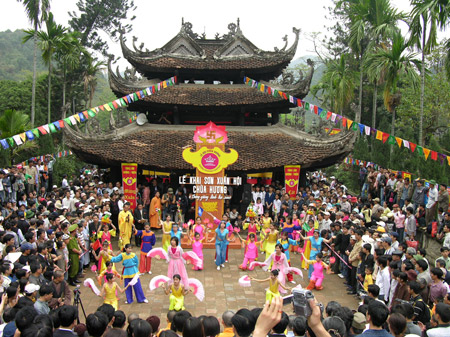 Pembukaan pesta  pagoda Huong tahun Naga 2012