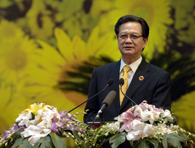 PM Nguyen Tan Dung mengusulkan supaya gerakan kompetisi dan pemberian penghargaan tahun 2012 harus merapati pelaksanaan tugas-tugas perkembangan sosial