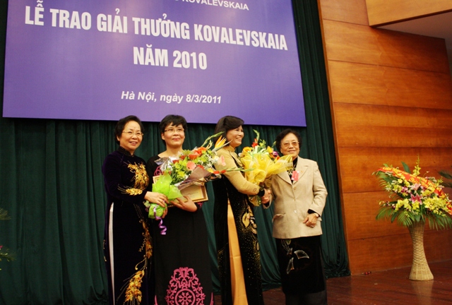 Menyampaikan hadiah  Kovalevskaia kepada dua ilmuwan wanita Vietnam