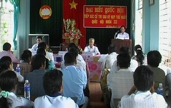 Parlamentarier beim Treffen mit Bürgern in Gia Lai