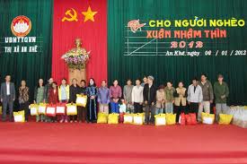 Hilfsbedürftige Menschen bekommen Geschenke zum Tetfest