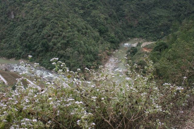 Neujahrsgeschenke für die arme Grenzgemeinde Tung Qua Lin