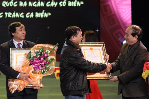 Preisverleihung beim Schreibwettbewerb über das vietnamesische Meer