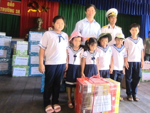 Provinz Khanh Hoa überreicht Kindern im Truong Sa-Inselkreis Geschenke