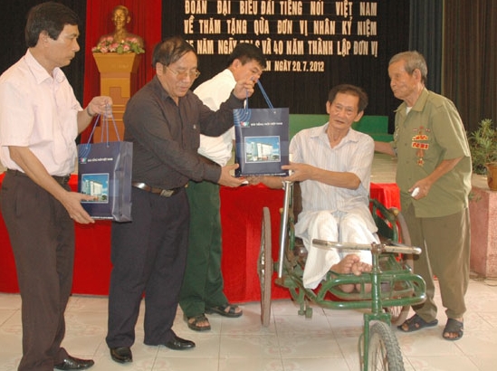 Kriegsinvalide Huynh Ly und wohltätige Aktionen