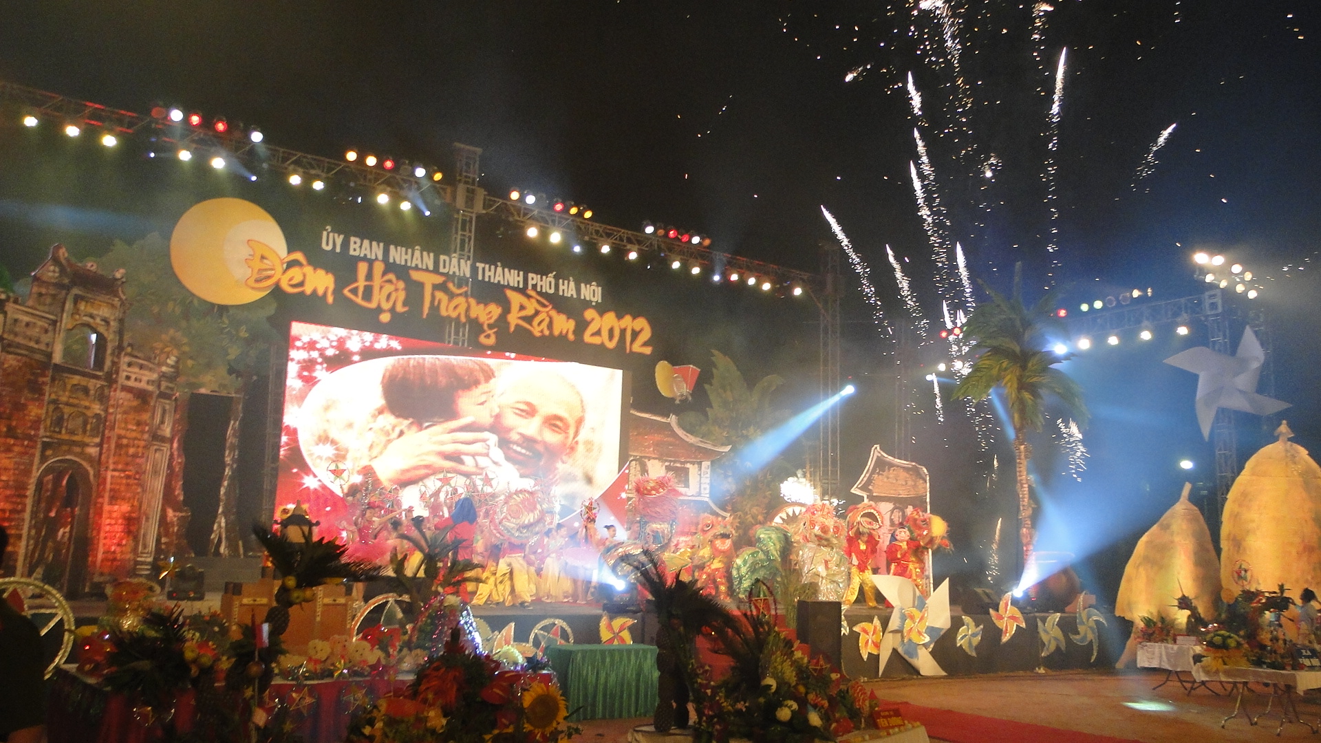 Kinder feiern landesweit das Vollmondfest